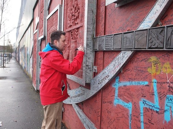 Na murze każdy może napisać sentencję nawołującą do pokoju.