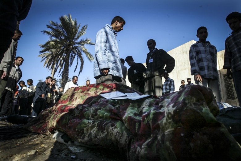 Irakijczycy identyfikują zabitych w zamachu bombowym.