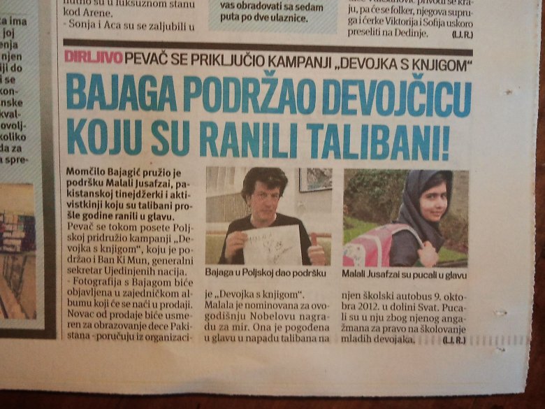 Legendarny, bałkański muzyk Bajaga także przyłączył się do akcji Dziewczynka z książką. Zdjęcie papierowego wydania serbskiego Kurira i artykułu o kampanii.