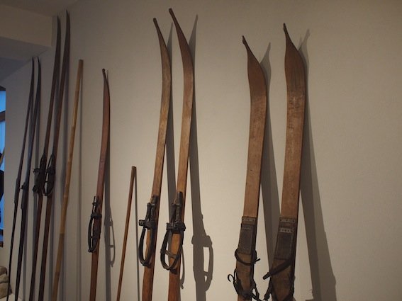 Najcenniejszy eksponat muzeum narciarstwa. Te najdłuższe, ponadtrzymetrowe narty, są warte tyle, co niezłe auto.