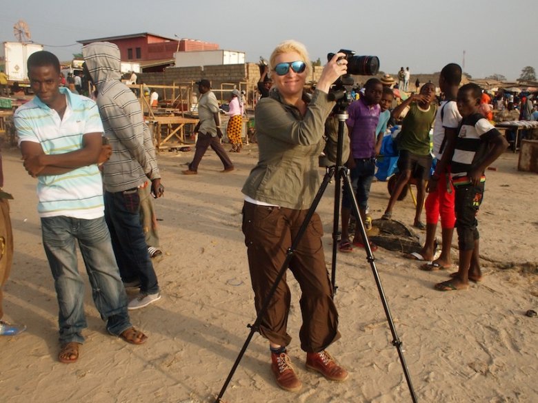 Magda szykuje się do zdjęć o zachodzie słońca w Tanji.