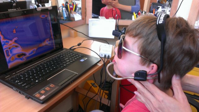 Szymon gra w grę komputerową