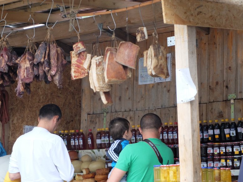 Targ na szczycie góry. Trasa Transfogaraska, Rumunia.