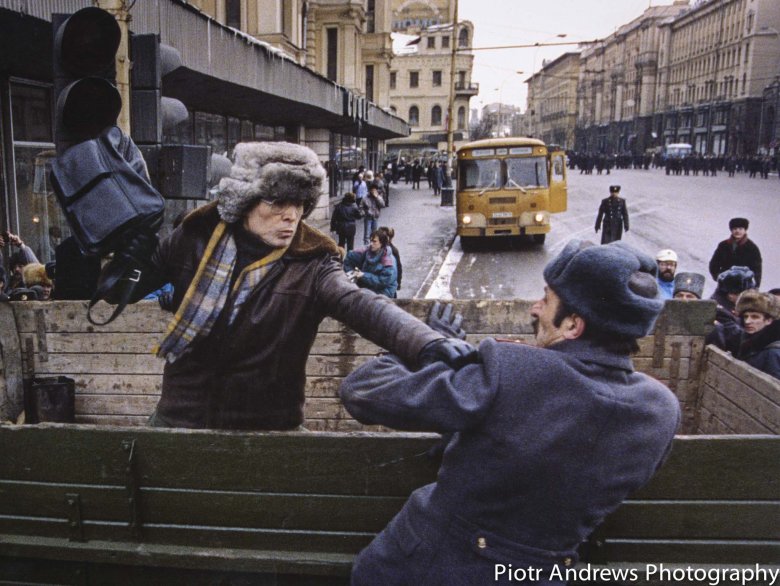 Starszy komunista walczy z milicjantem podczas demonstracji.