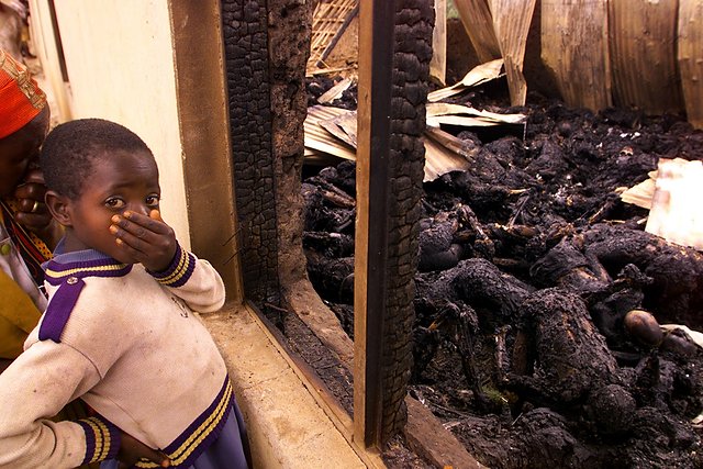 Dziewczynka przed kościołem, w którym zamordowano kilkuset członków sekty. Wśród ofiar było wiele dzieci.