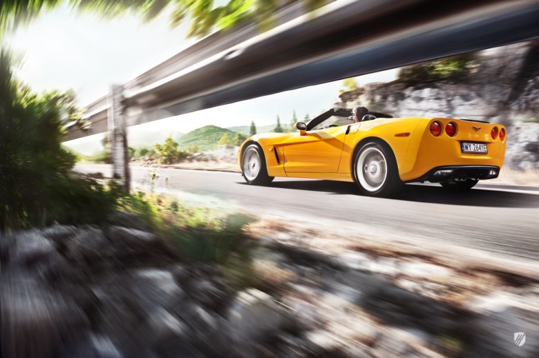 Żółte cabrio nie musi się spinać, aby połykać cały drogowy ruch. W ogóle nie musi się spinać.