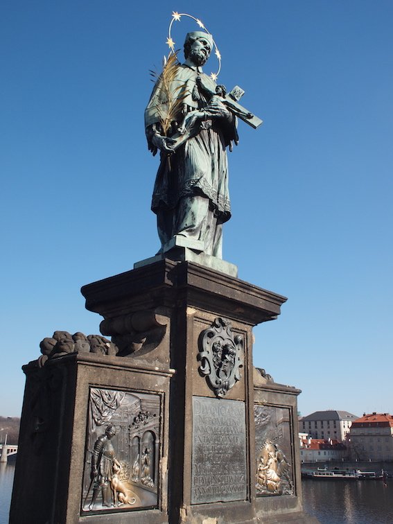 Figura Jana Nepomucena na Moście Karola. W tym miejscu został zrzucony do Wełtawy o czym świadczy stosowna tablica pod figurą.