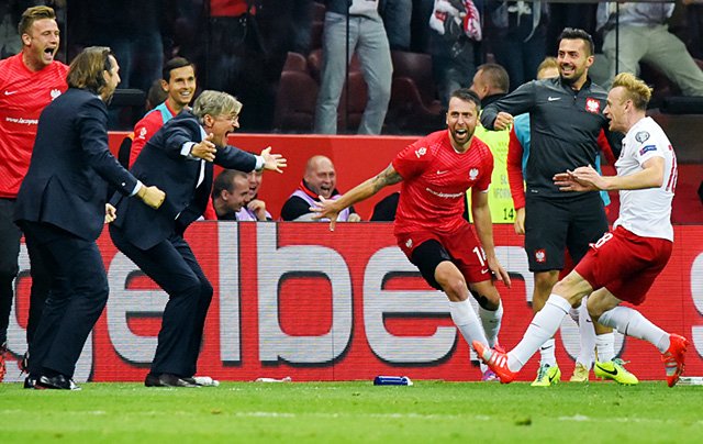 Szczęśliwy Sebastian Mila biegnie do trenera Adama Nawałki