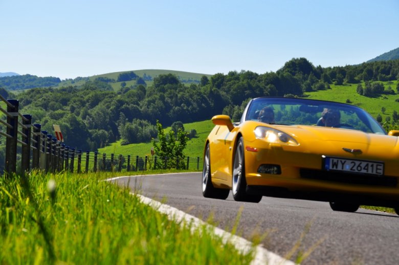 Corvette C6 to samochód stworzony na trasy, koniecznie bez dachu i w słoneczne dni.
