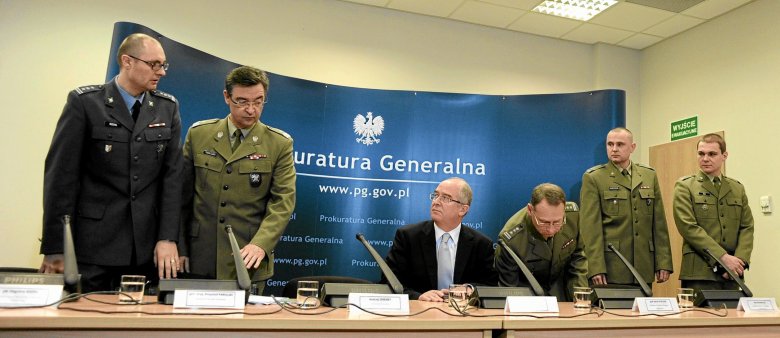 Zdjęcie z 2011 r. z konferencji prokuratorów wojskowych po powrocie z Moskwy. Od lewej płk Zbigniew Rzepa, gen. Krzysztof Parulski, prokurator generalny Andrzej Seremet, płk Ryszard Filipowicz, ppłk Karol Kopczyk, mjr Jarosław Sej.