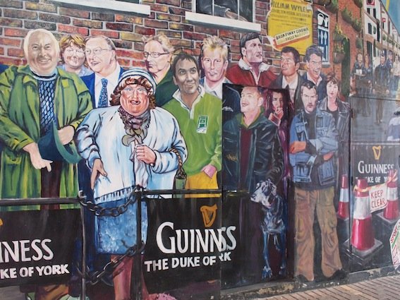 Graffiti zachęcające do odwiedzenia pubu "The Duke of York" w Belfaście.