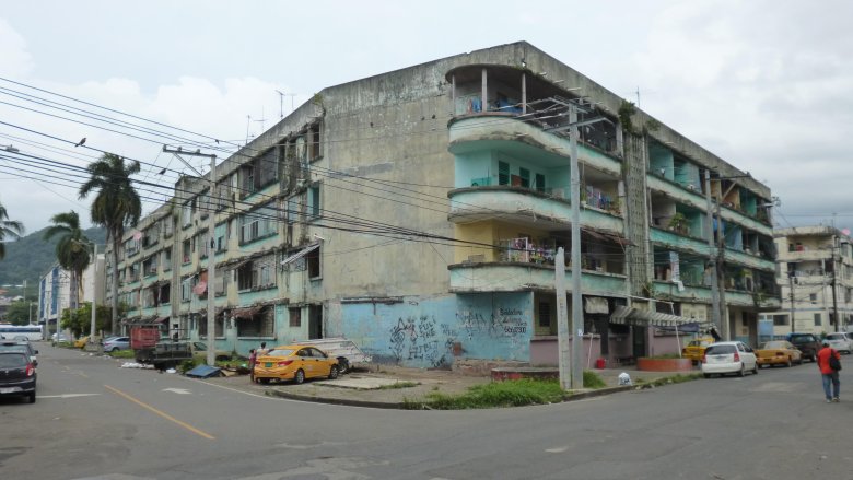 Rozpadający się blok w stolicy. Ten i tak nie był w najgorszym stanie.