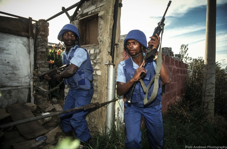 Żołnierze sił pokojowych podczas starć w Takozie.