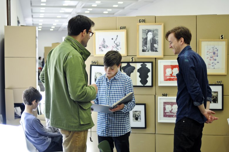 Art Yard Sale 2012, Tymek Jezierski prezentuje swoje portfolio.