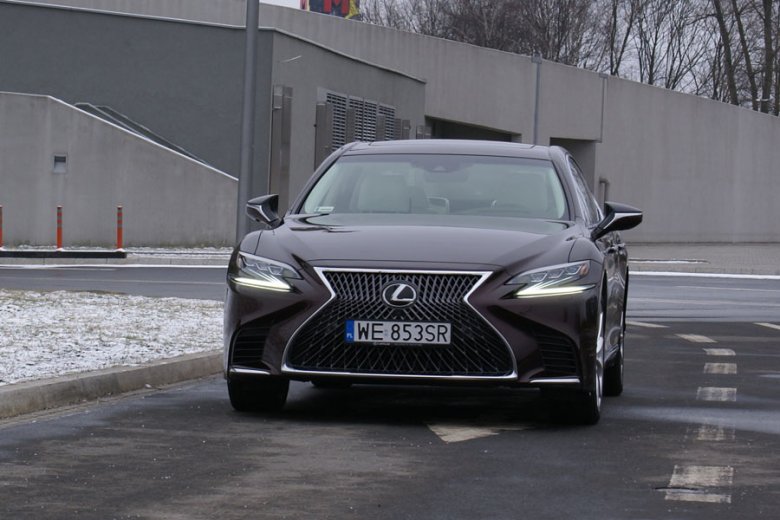 Lexus LS 500 E-Four Omotenashi