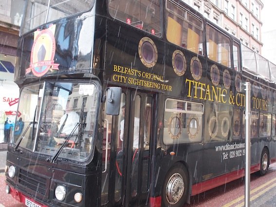 Autobus turystyczny w Belfaście.