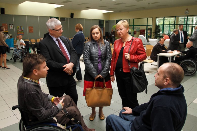 Autor tekstu w rozmowie z Robinem Barnettem, Ambasadorem Wielkiej Brytanii i Irlandii Północnej w Polsce, Teresą Herning, dyrektor Biura Pełnomocnika Rządu ds. Osób Niepełnosprawnych i Darkiem Syczem, wiceprezesem Stowarzyszenia Aktywni Wrocław i organiza