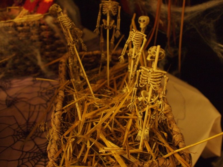 Lokalne ozdoby na Halloween – kościotrupy powbijane na pale.