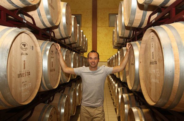 Andrés Iniesta w swojej winiarni.