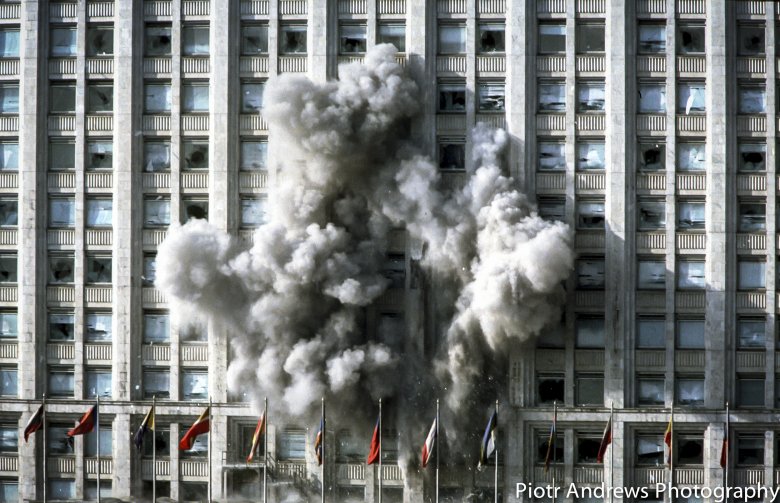 Pocisk czołgowy uderza w budynek Białego Domu w Moskwie.