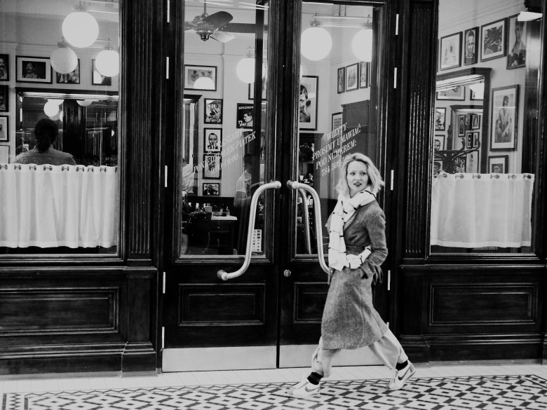 Przed THE HERMIT BARBER SHOP przy Placu Bankowym.