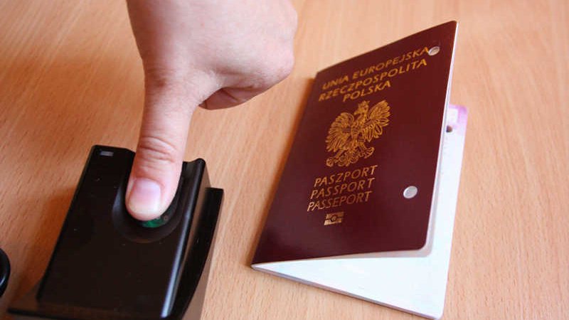 Dlaczego Nasze Dowody Osobiste I Paszporty Powstaja Miesiac Zobacz Jak To Jest Zrobione Natemat Pl