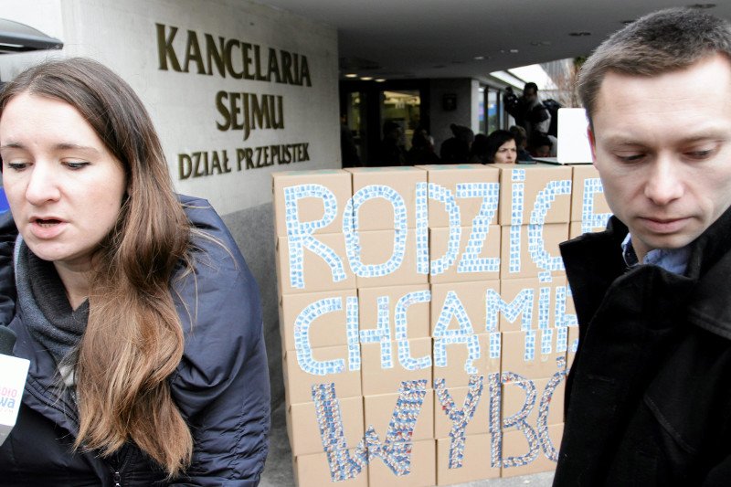 Wyjaśnij Kim Są Ambasadorzy I Konsulowie Wymień Ich Zadania Kim są Karolina i Tomasz Elbanowscy? W szkołach chaos, a ich nie widać