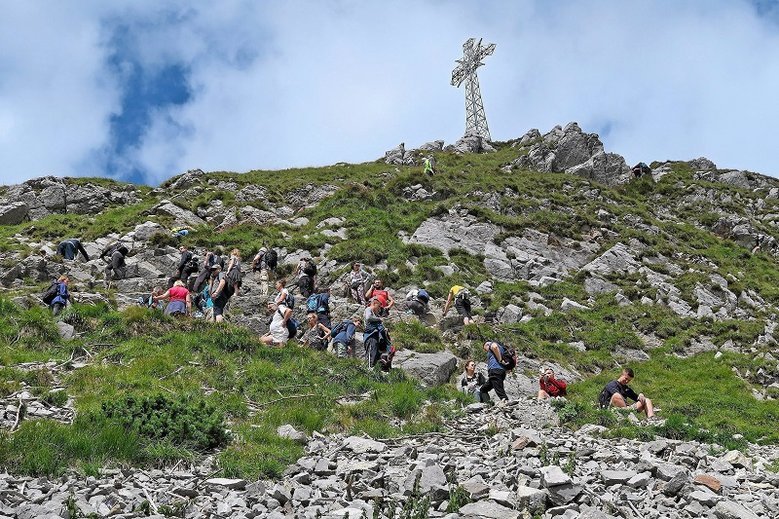 W Czasie Ośmiogodzinnej Wycieczki Turyści 65 Czasu Szli Skutki burzy w Tatrach. Turyści lekceważą zakaz wchodzenia na Giewont