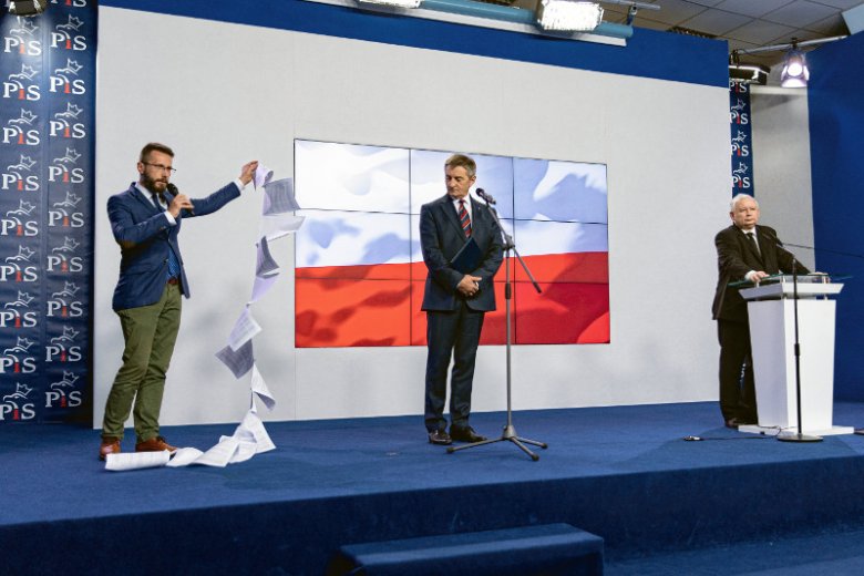 Pod koniec konferencji zastępca rzecznika PiS Radosław Fogiel teatralnym ruchem rozłożył długą listę kartek, które miały zilustrować wszystkie loty Donalda Tuska jako premiera.