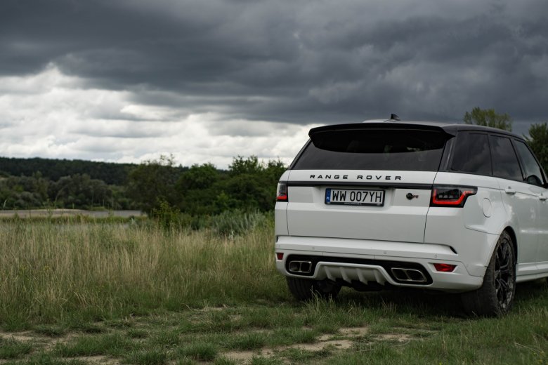 Range Rover Sport SVR ile pali, jak jeździ sportowy SUV