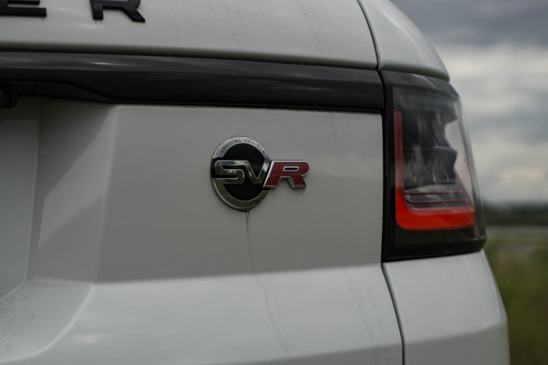 Range Rover Sport SVR ile pali, jak jeździ sportowy SUV