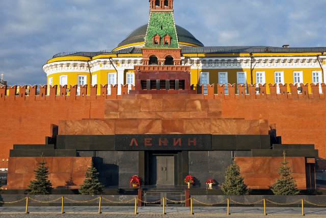 lenin-dostanie-nowy-garnitur-mumia-zostanie-zabalsamowana-i-przebrana