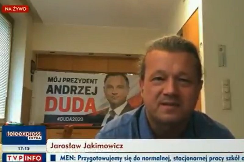 Kuriozum w TVP Info. Jakimowicz z banerem wyborczym Dudy w ...