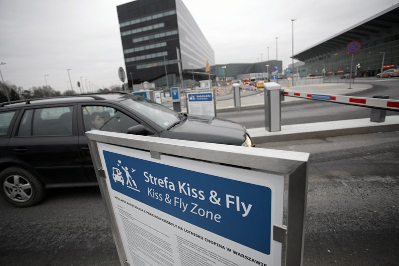 Kiss&Fly czy Kiss&Pay? Lotnisko Chopina daje 7 minut na pożegnanie. Są